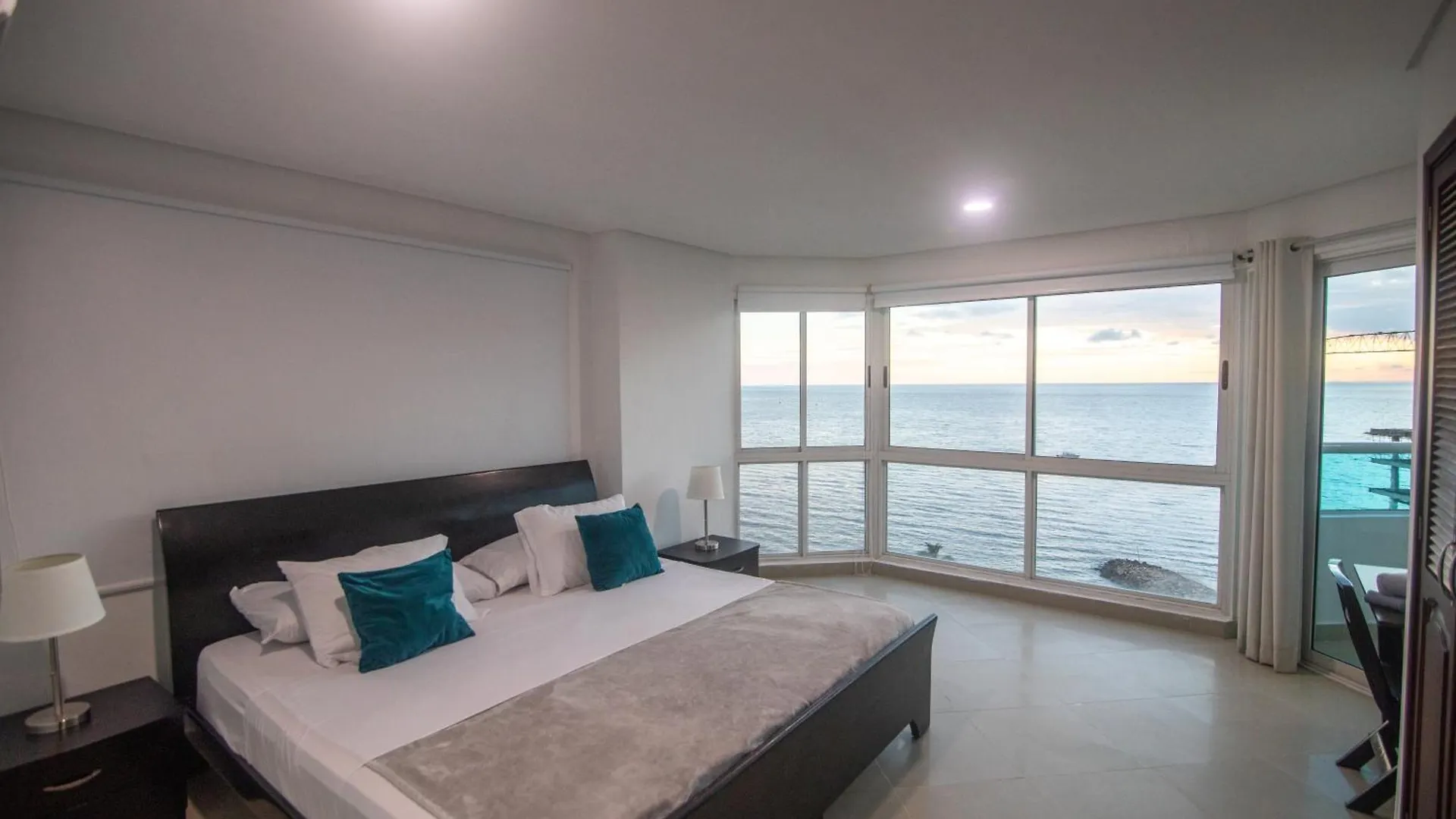 2B/2B Gorgeous Sunsets-Ocean View -Pool Apartment Cartagena