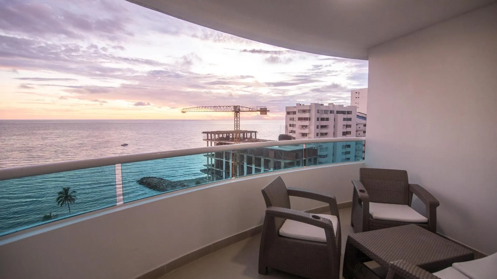 2B/2B Gorgeous Sunsets-Ocean View -Pool Apartment Cartagena