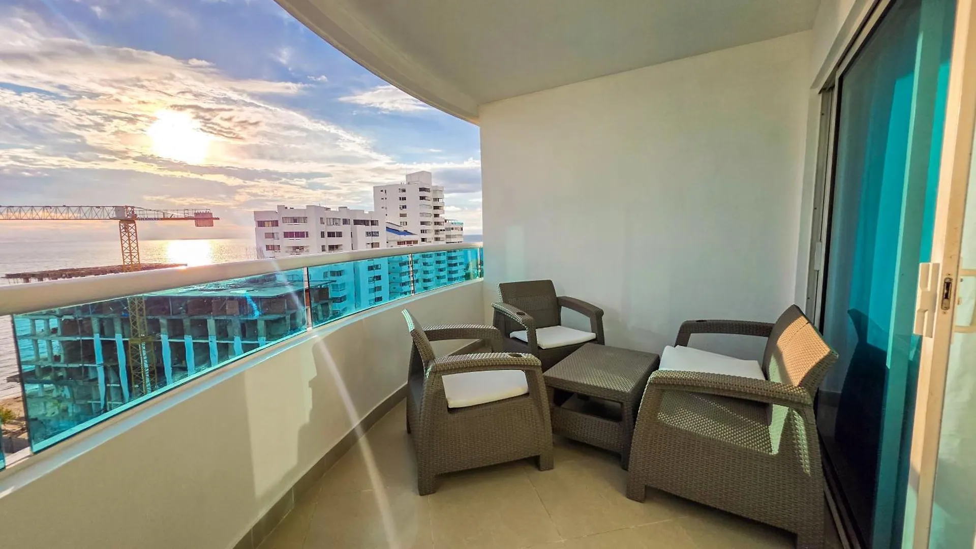 2B/2B Gorgeous Sunsets-Ocean View -Pool Apartment Cartagena