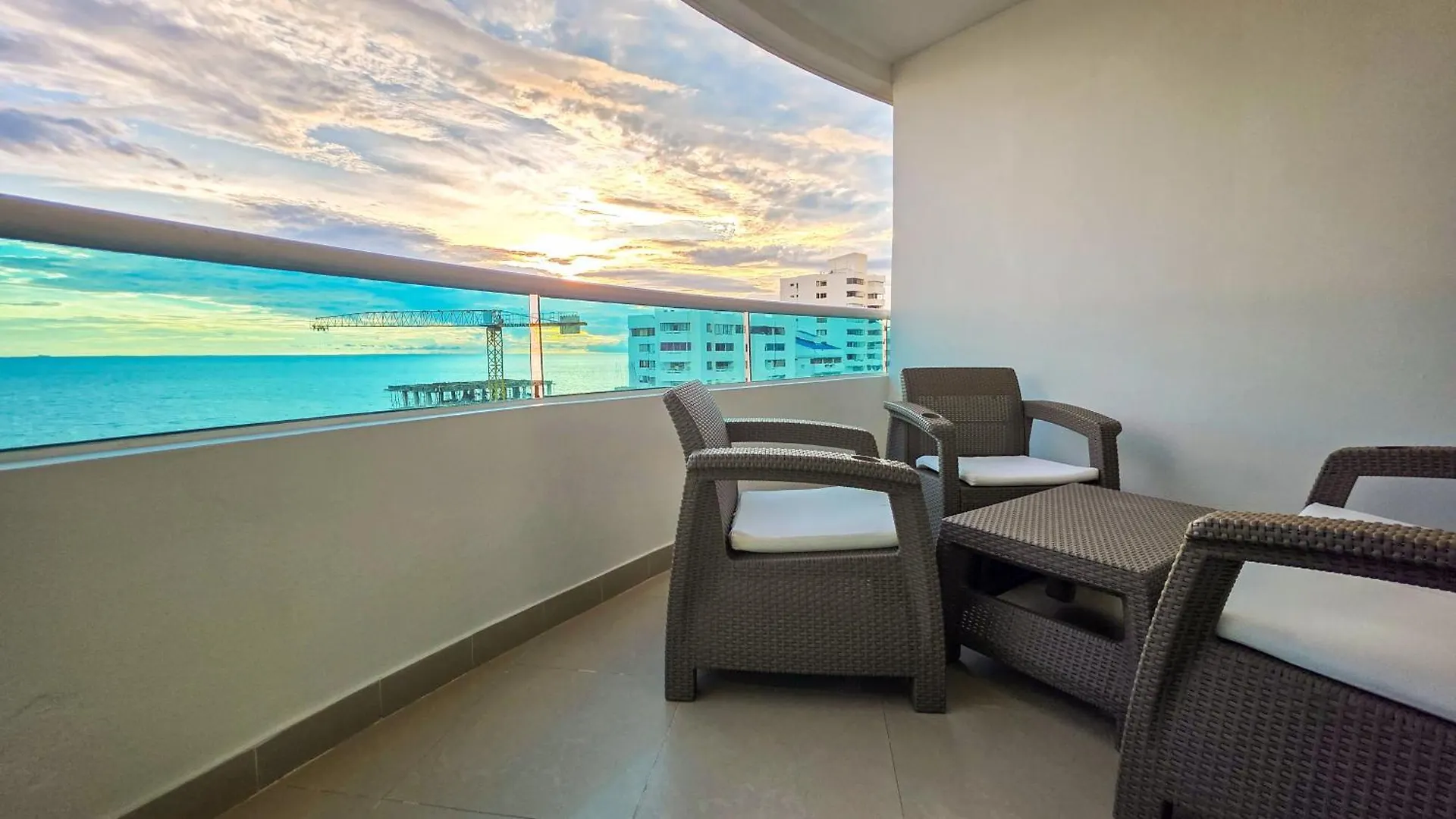 2B/2B Gorgeous Sunsets-Ocean View -Pool Apartment Cartagena